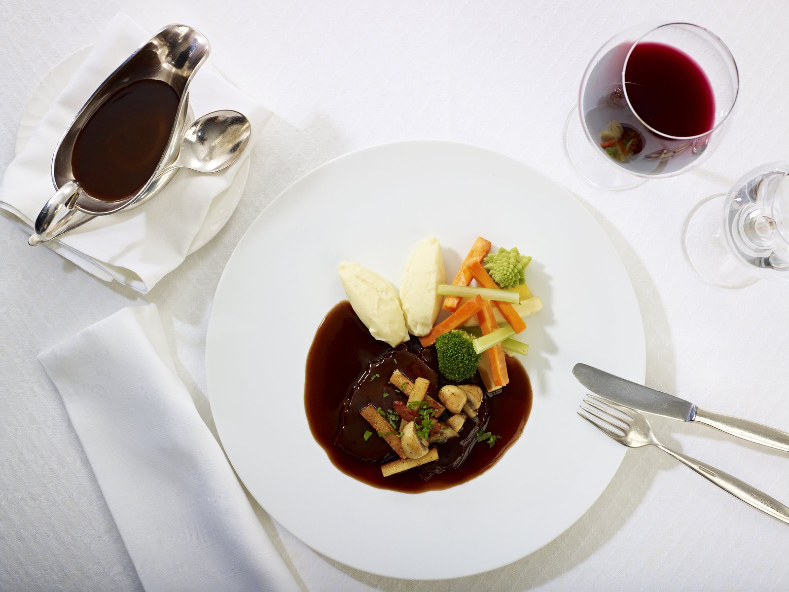 Rindsschmorbraten mit Kartoffelpüree und Gemüse.