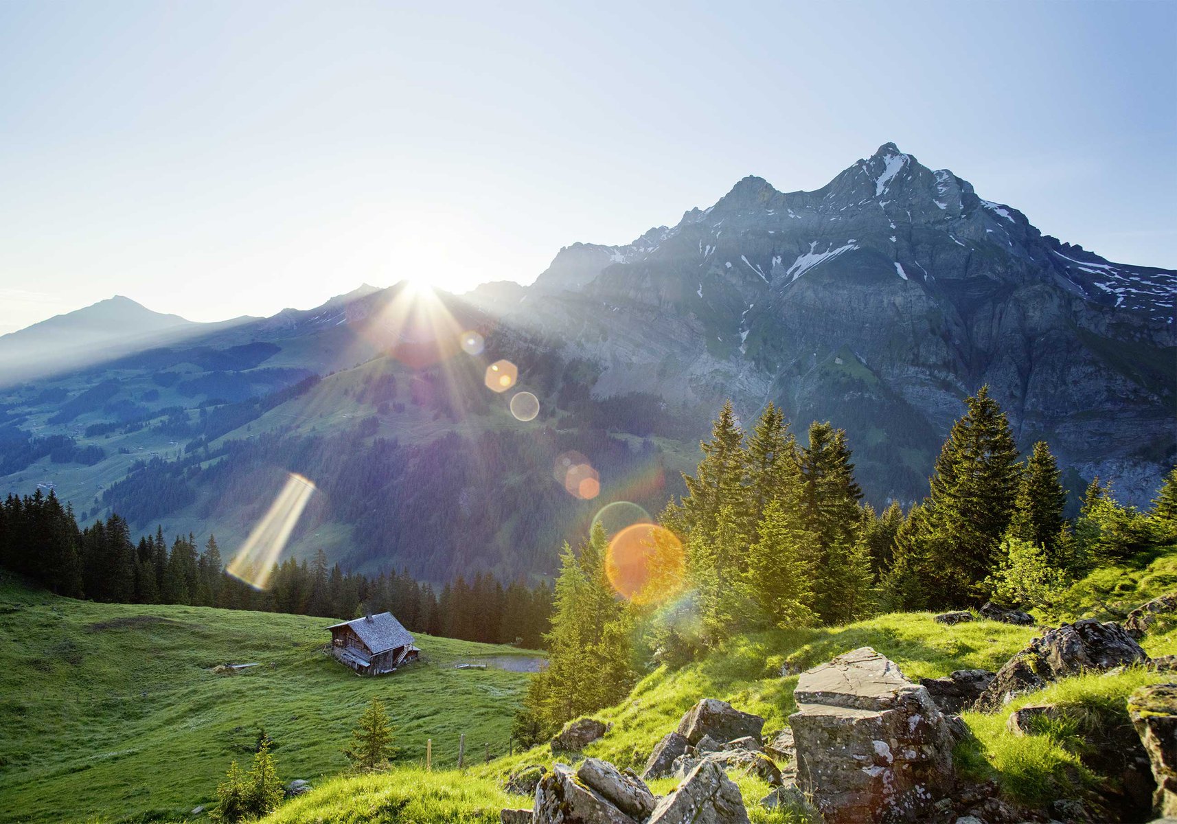 Wandern kennt viele Formen und Zielgruppen: Die einen betreiben es ganz sportlich, wieder andere gegeben sich auf die Suche nach Kraftorten oder folgen den Spuren von Literaten.