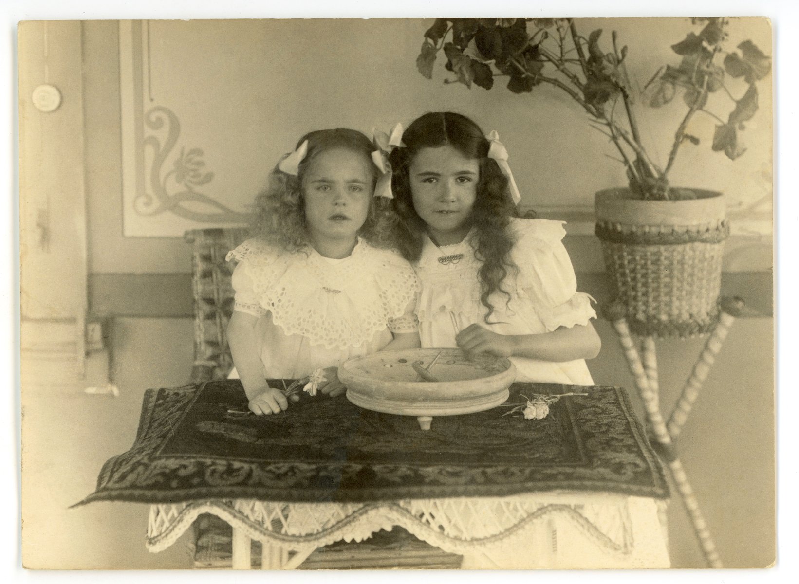 Die Hotelierstöchter Lydia (1913) und Julia (1912).