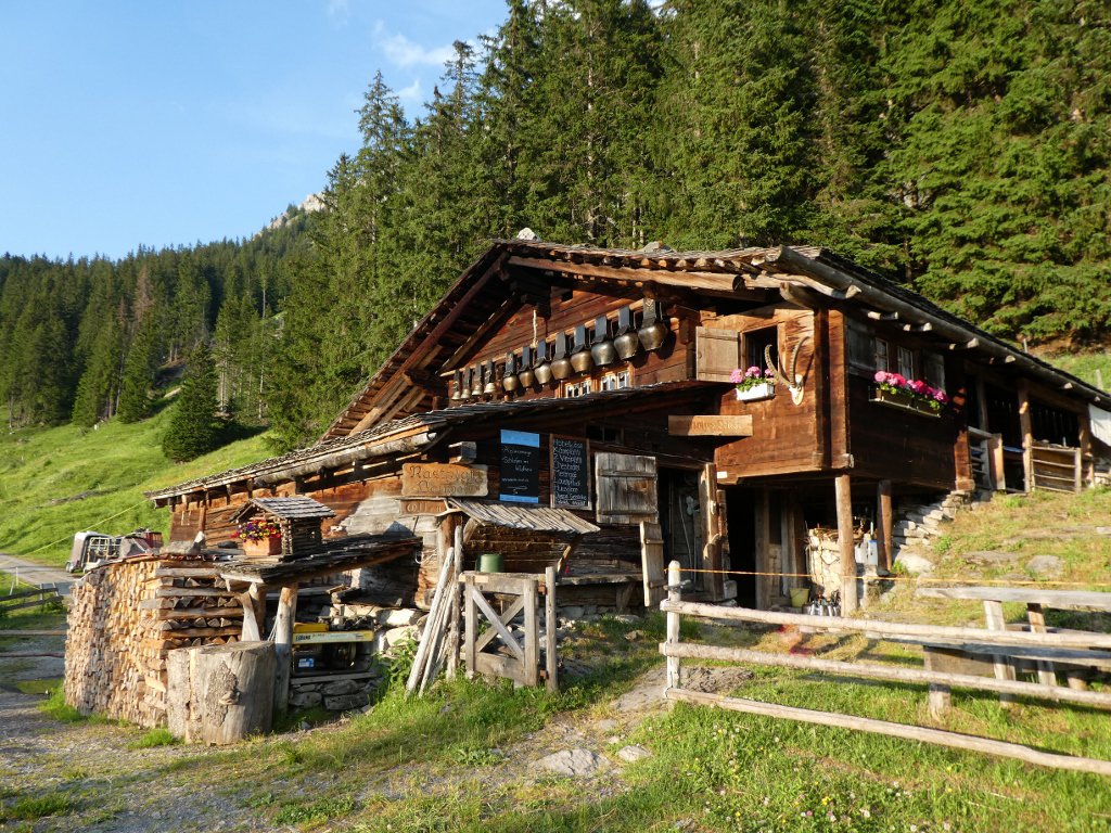 Ähnlich wie bei Heidi, finden gewisse Besucher: die Alpwirtschaft von Susanna und Fritz Germann. Bild: Peter Allenbach