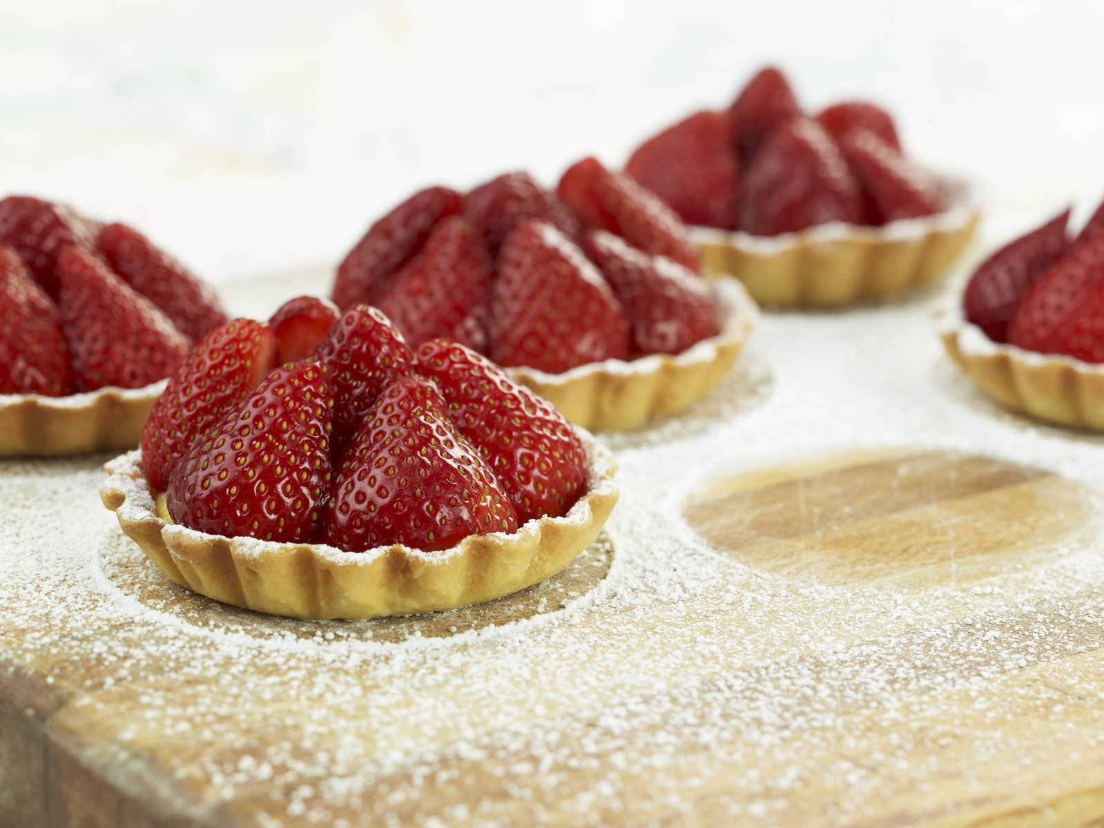Dass die Liste der beliebtesten Desserts lang ist, erstaunt nicht wirklich. Heissbegehrte Desserts sind oft mit Erdbeeren, Kirschen, Aprikosen und Äpfeln. Bild: StockFood