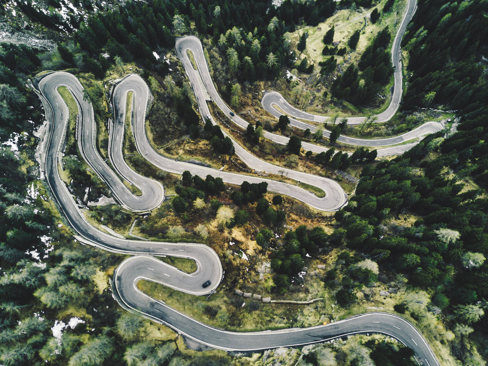 Wie im Bilderbuch schlängelt sich die Passstrasse (hier Malojapass) in die Höhe. Bild: iStock