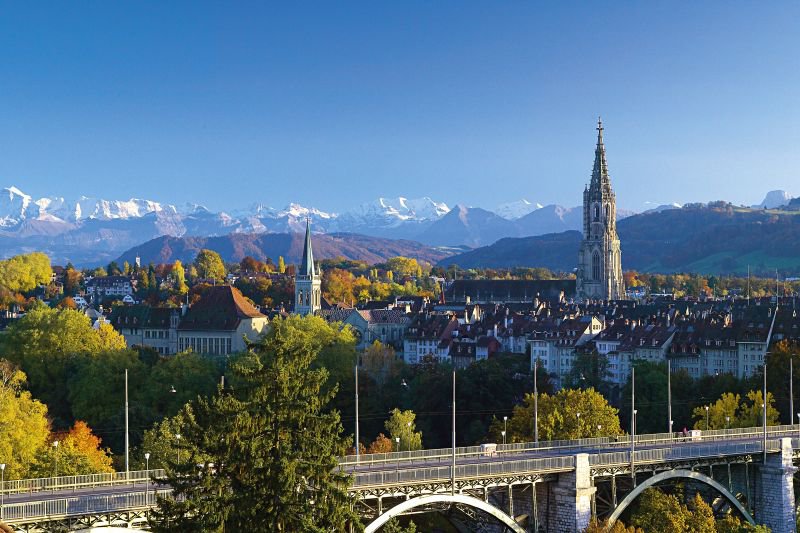 6 km Laubengänge, Figurenbrunnen aus der Renaissance, das Münster, Sandsteinfassaden sowie eine einzigartige Dächerlandschaft prägen das Bild der 1191 gegründeten Stadt Bern. Foto: Bern Tourismus