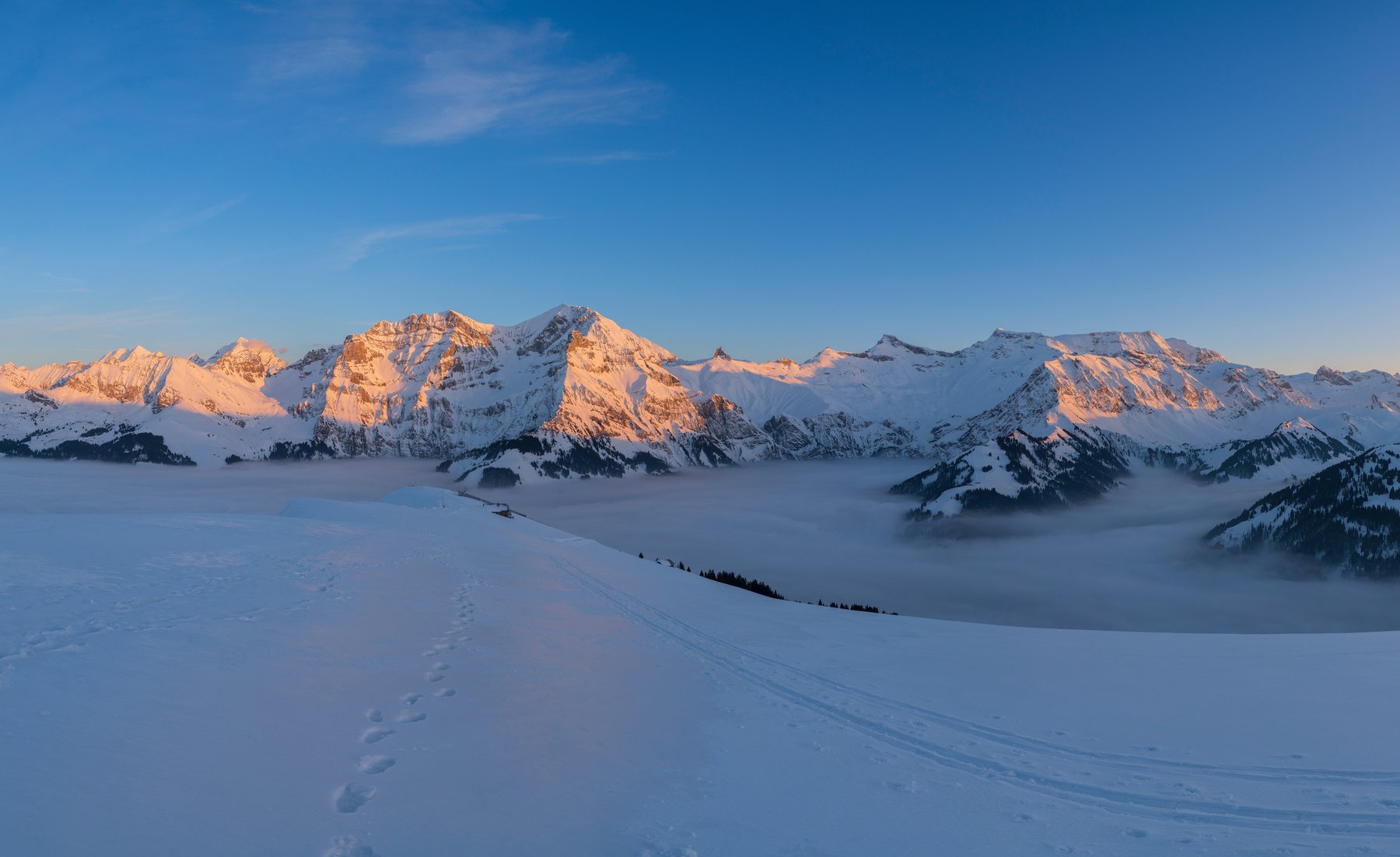 Sonnenuntergang über der Adelbodner Bergwelt. Bild Copyright: www.lukasallenbach.ch